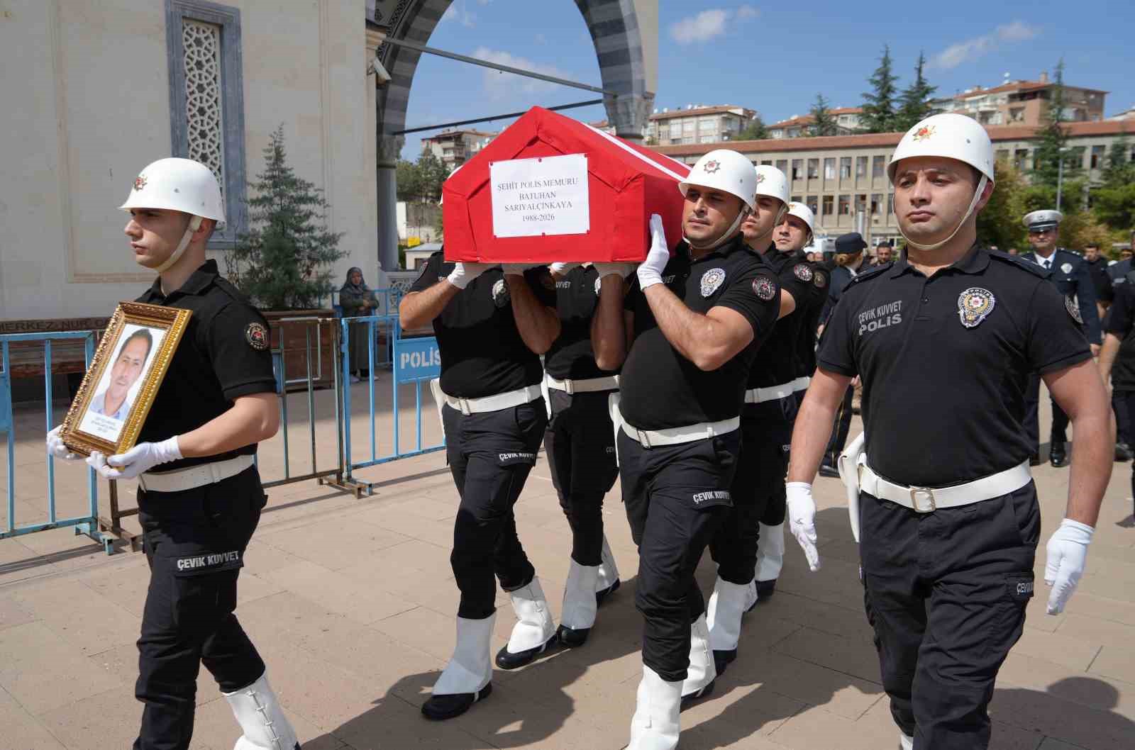 Şehidin eşi ve çocuğundan yürek yakan veda: Babaya son sarılış