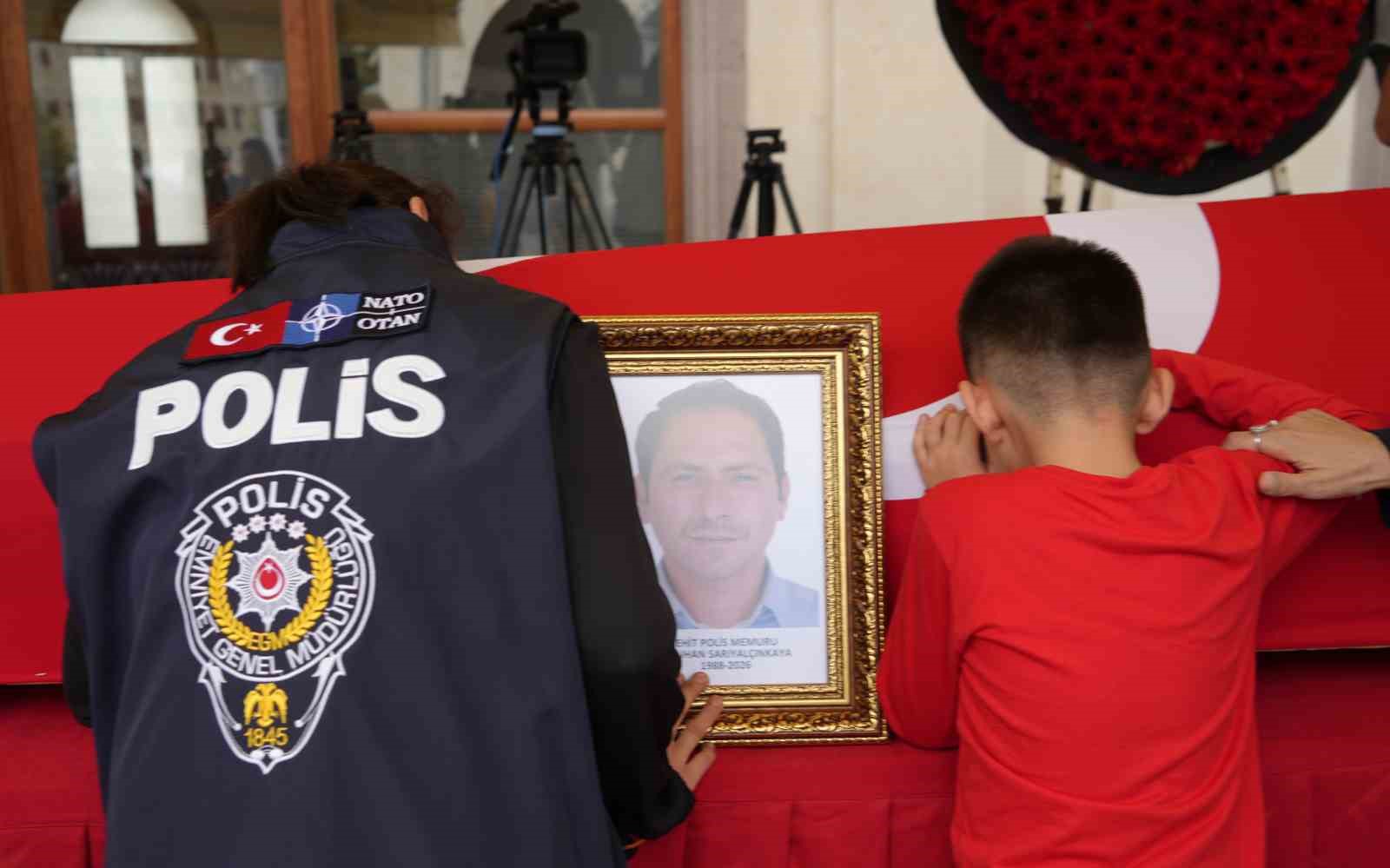 Şehidin eşi ve çocuğundan yürek yakan veda: Babaya son sarılış