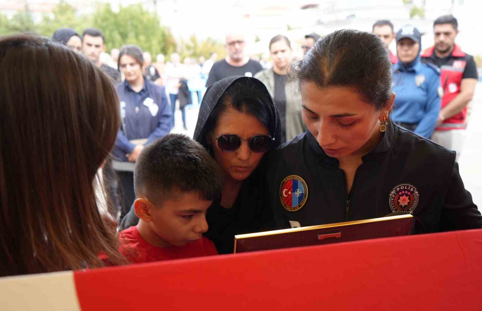 Şehidin eşi ve çocuğundan yürek yakan veda: Babaya son sarılış
