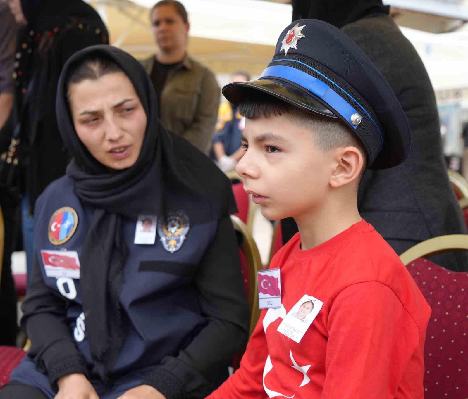 Şehidin eşi ve çocuğundan yürek yakan veda: Babaya son sarılış