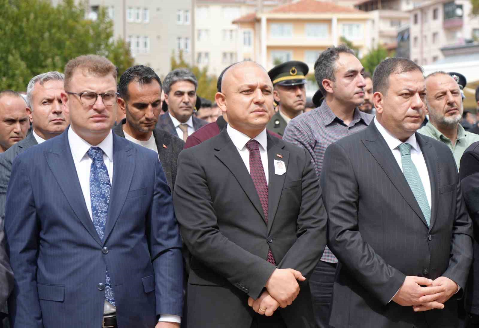 Şehidin eşi ve çocuğundan yürek yakan veda: Babaya son sarılış
