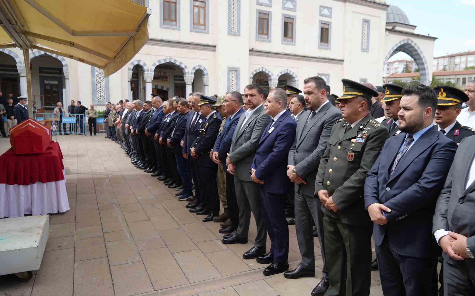 Şehidin eşi ve çocuğundan yürek yakan veda: Babaya son sarılış