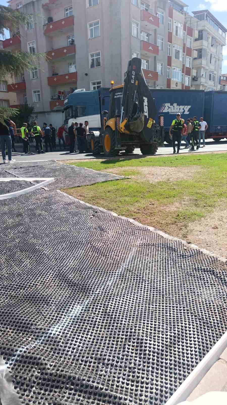 Tırın altında kalan yaşlı kadın ağır yaralandı