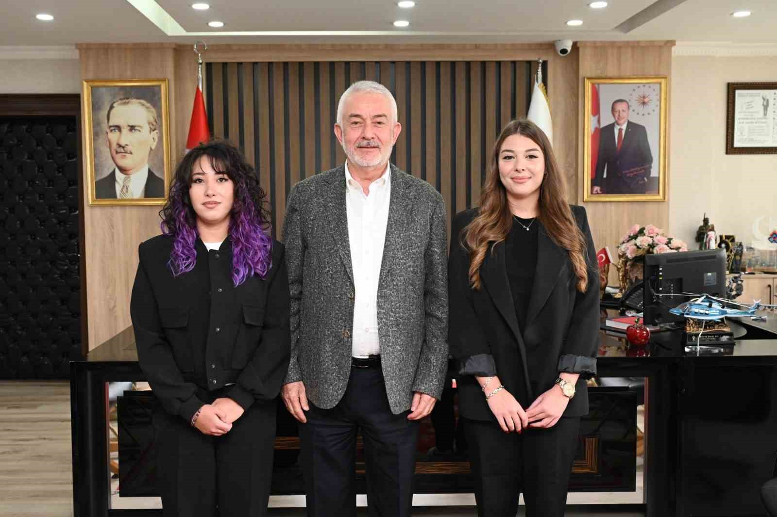 Lise öğrencisi Gözde’den Başkan Başdeğirmen’i duygulandıran tablo
