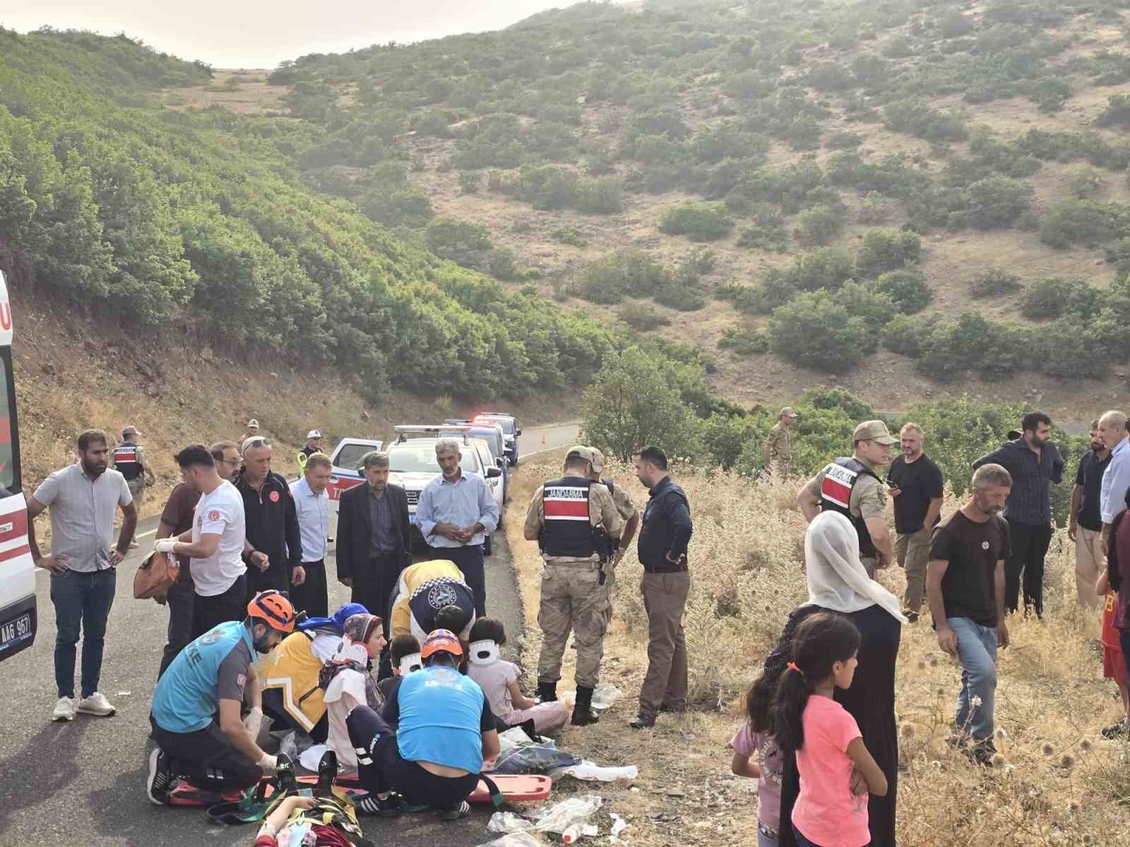 Bingöl’de minibüs şarampole yuvarlandı: 10 yaralı