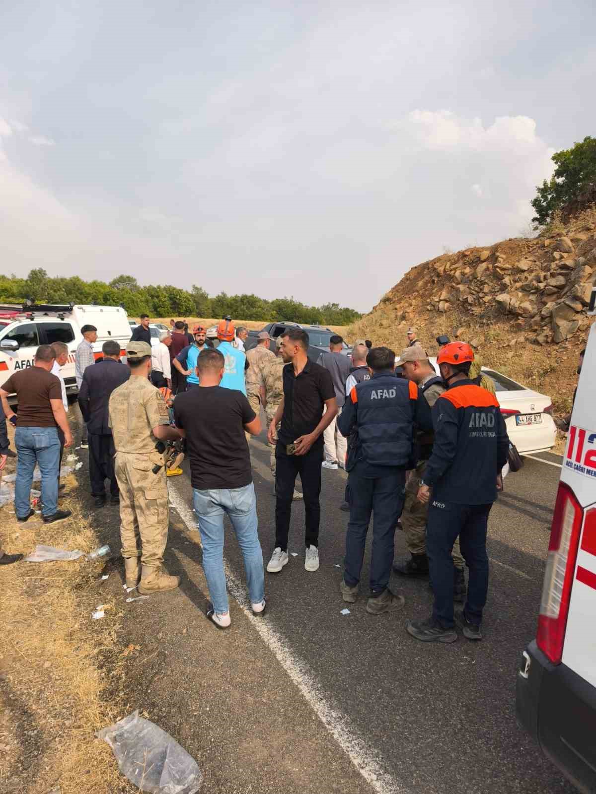 Bingöl’de minibüs şarampole yuvarlandı: 10 yaralı