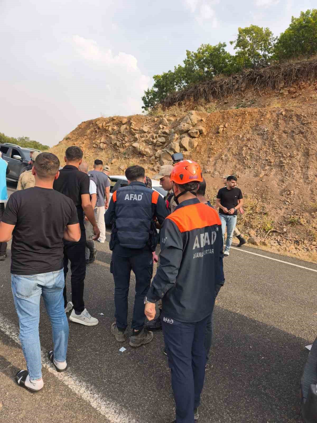 Bingöl’de minibüs şarampole yuvarlandı: 10 yaralı