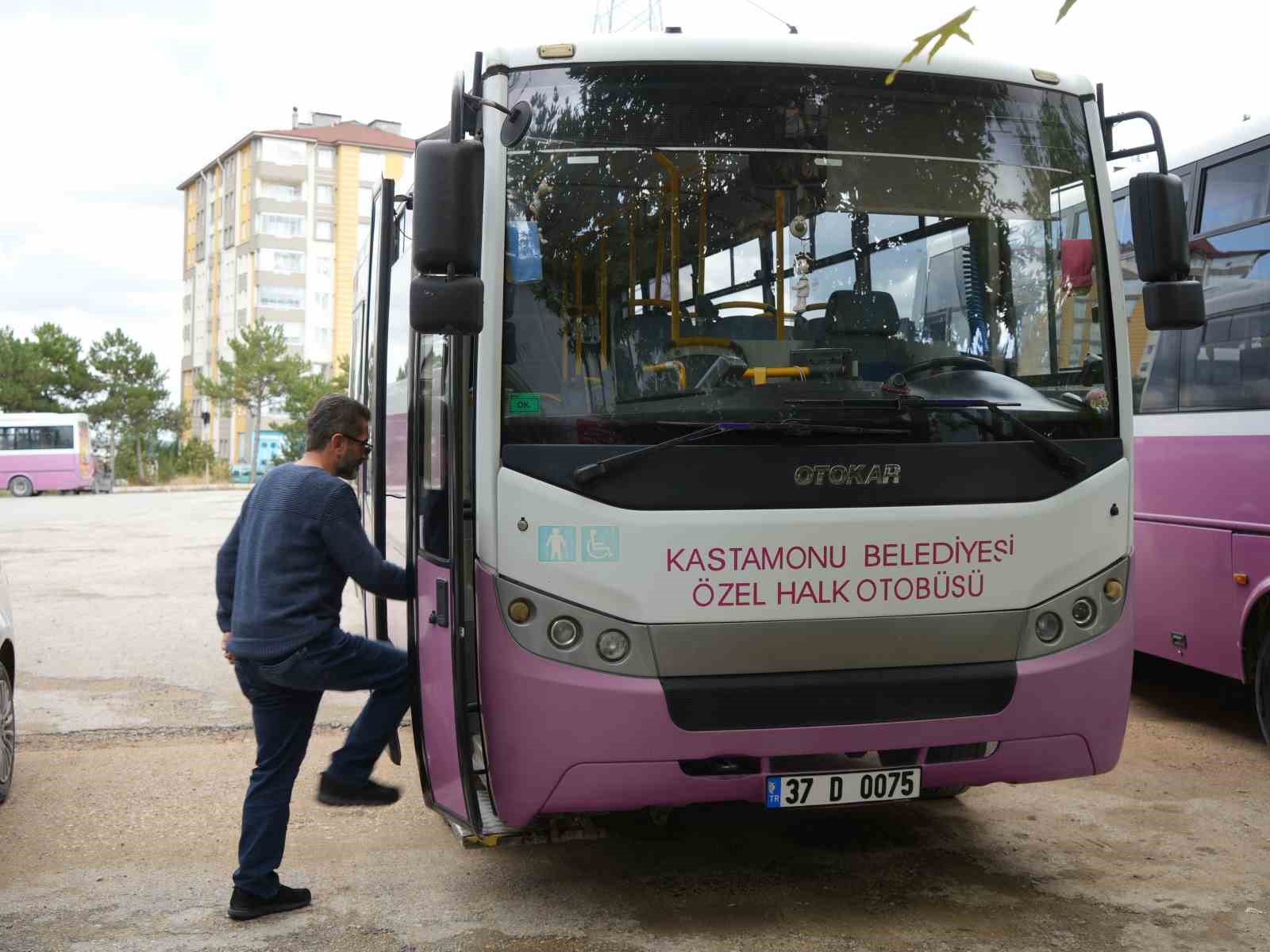 Halk otobüsünde unutulan para dolu çanta sahibine teslim edildi