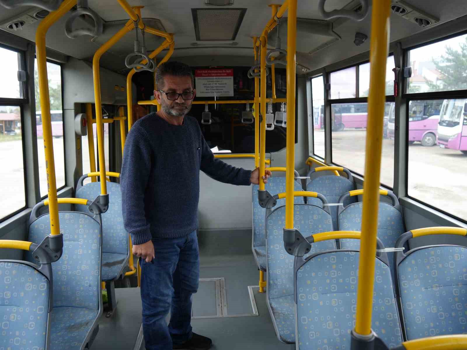 Halk otobüsünde unutulan para dolu çanta sahibine teslim edildi