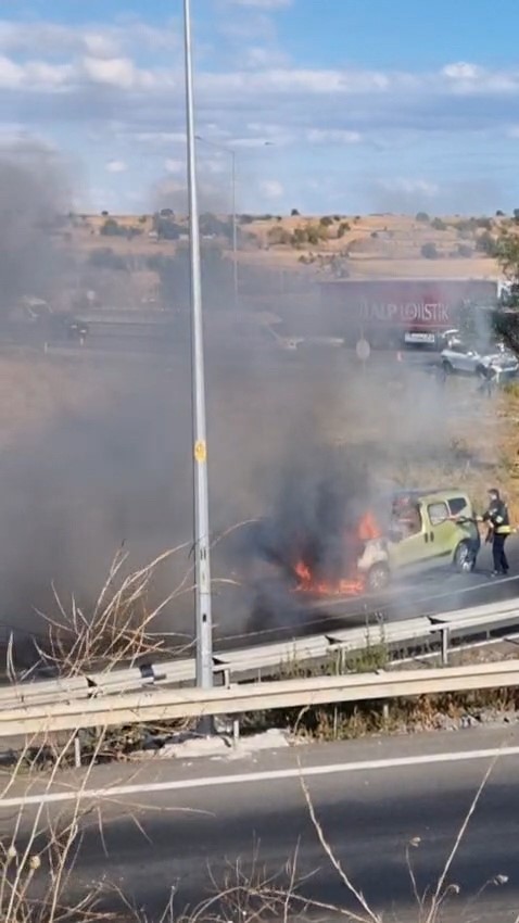 Tekirdağ’da araç alev alev yandı