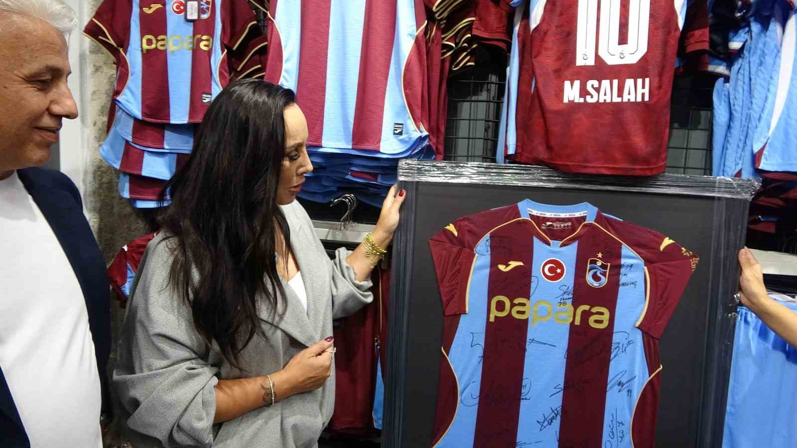 Sanatçı Asena Trabzon’a geldi sözünü tuttu: 61 forma aldı, hedefini açıkladı