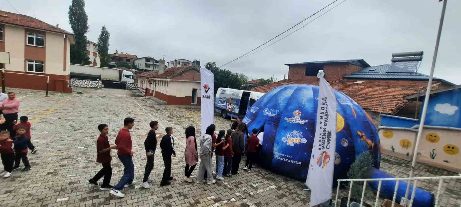 İnsansı robot CANİKMAN, kırsal mahalle okulunda