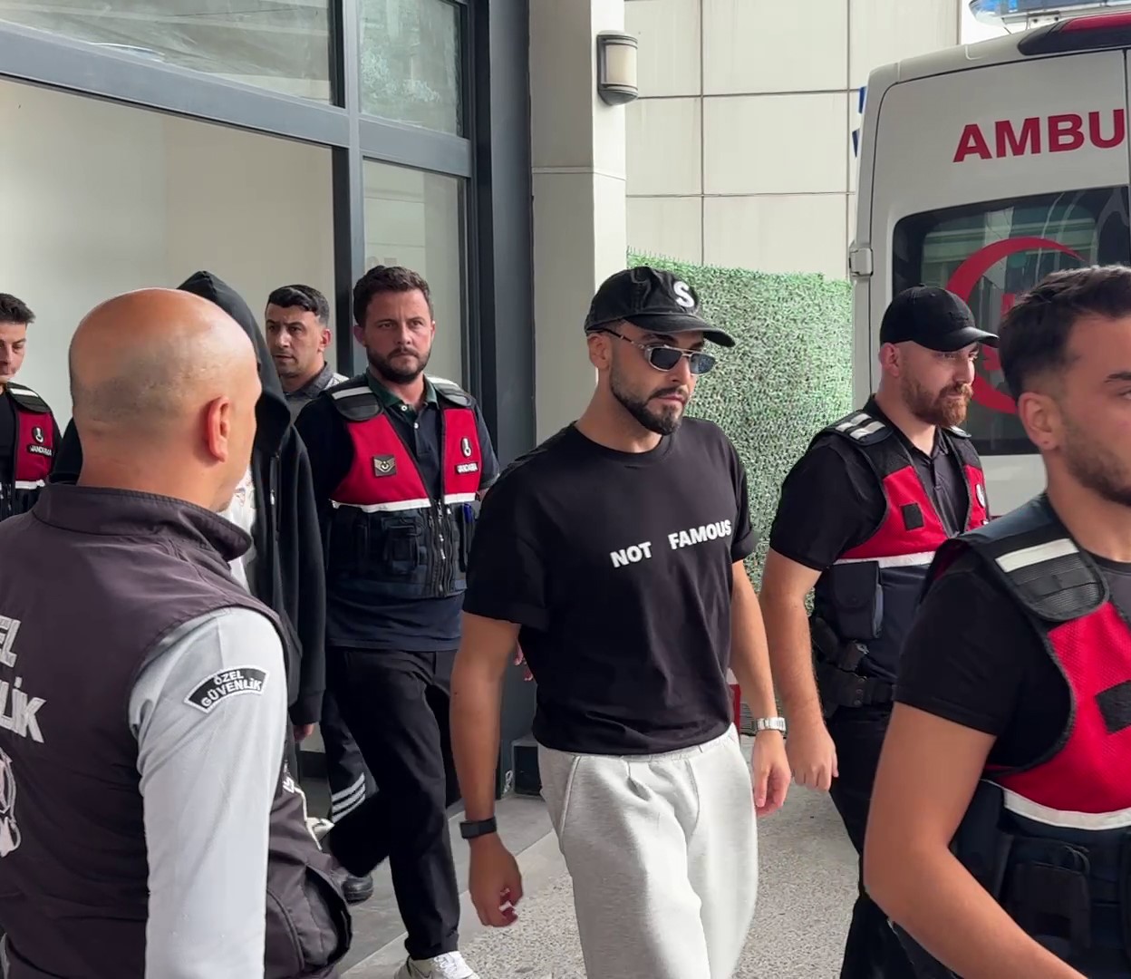 Gözaltına alınan ünlüler sağlık kontrolünden geçirildi