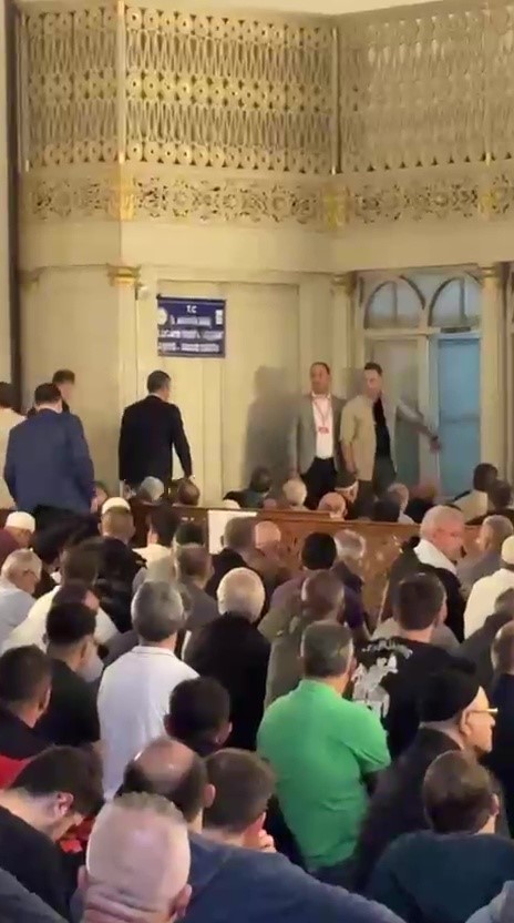 Özgür Özel, cuma namazını Bursa Ulu Cami’de kıldı