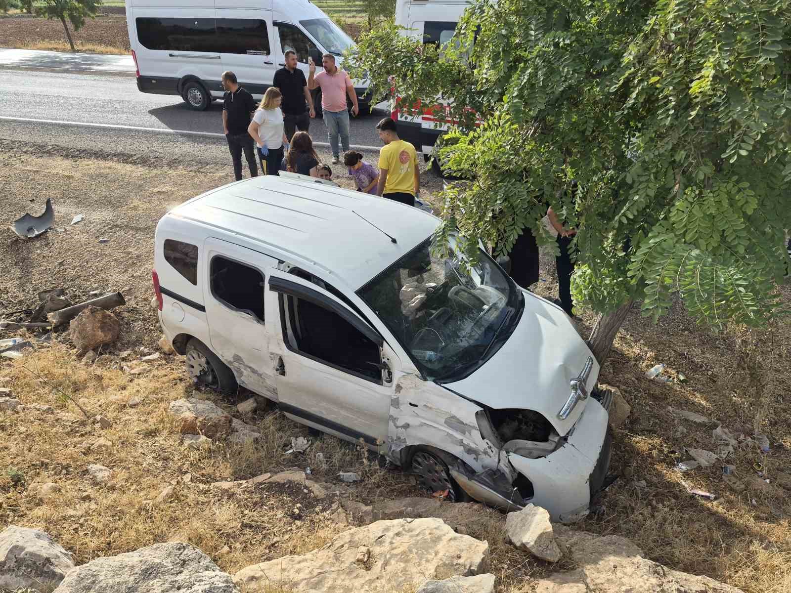 Kontrolden çıkan araç ağaca çarptı: 2 yaralı