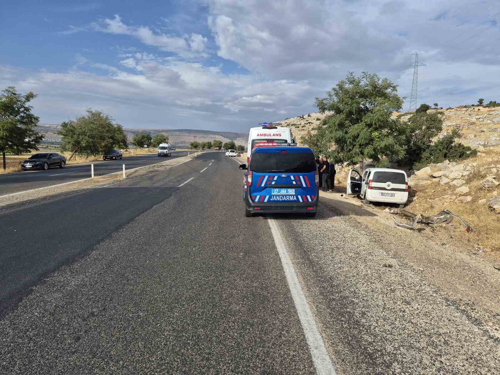 Kontrolden çıkan araç ağaca çarptı: 2 yaralı