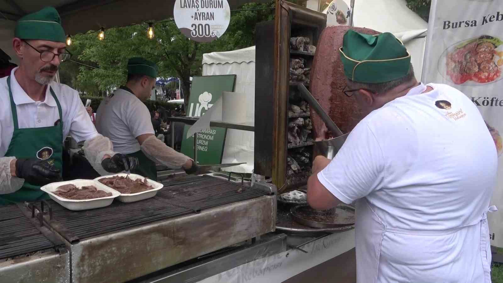 Üç metrelik tabakta Bursa kebabı ikramı