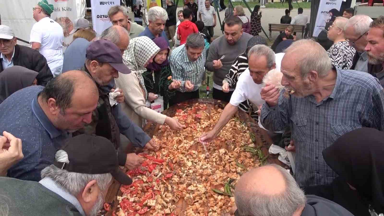Üç metrelik tabakta Bursa kebabı ikramı