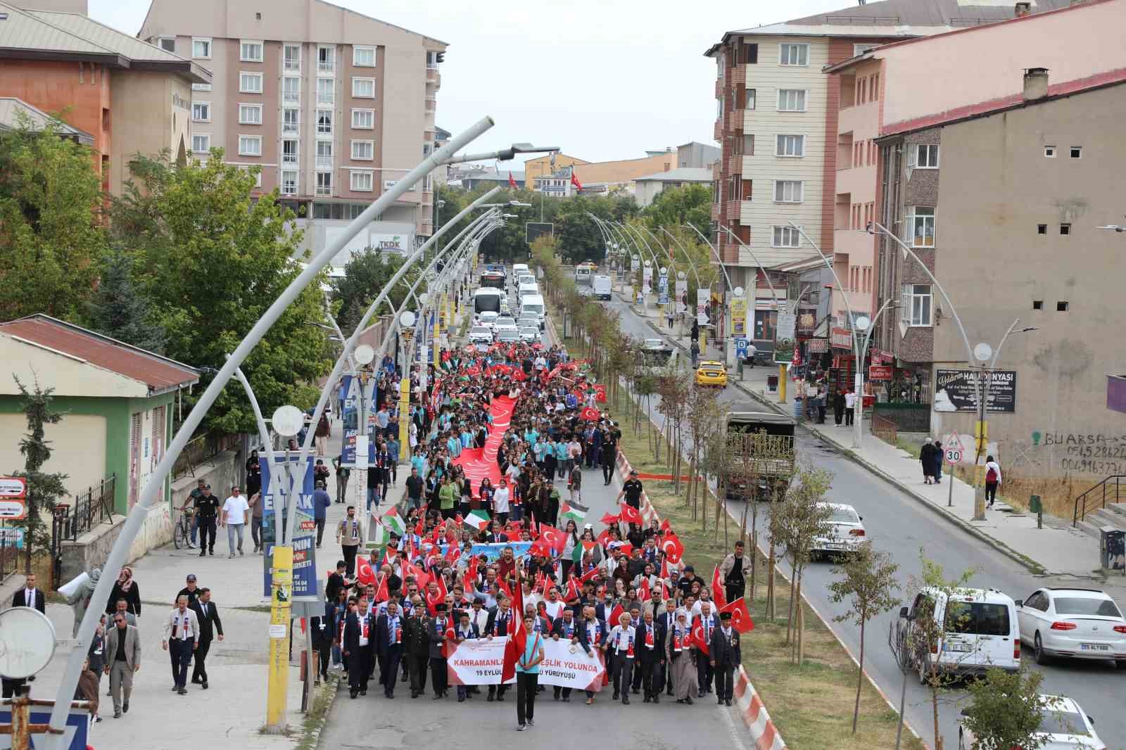 Ağrı’da bin öğrenci Gazze için yürüdü, uçurtmalarını gökyüzüne bıraktı