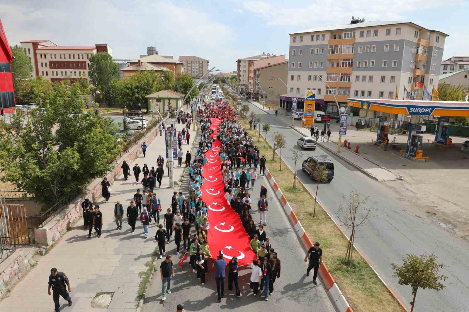 Ağrı’da bin öğrenci Gazze için yürüdü, uçurtmalarını gökyüzüne bıraktı