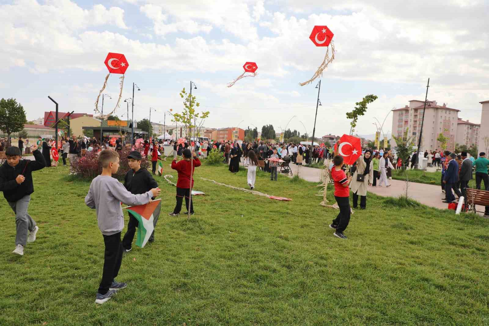 Ağrı’da bin öğrenci Gazze için yürüdü, uçurtmalarını gökyüzüne bıraktı