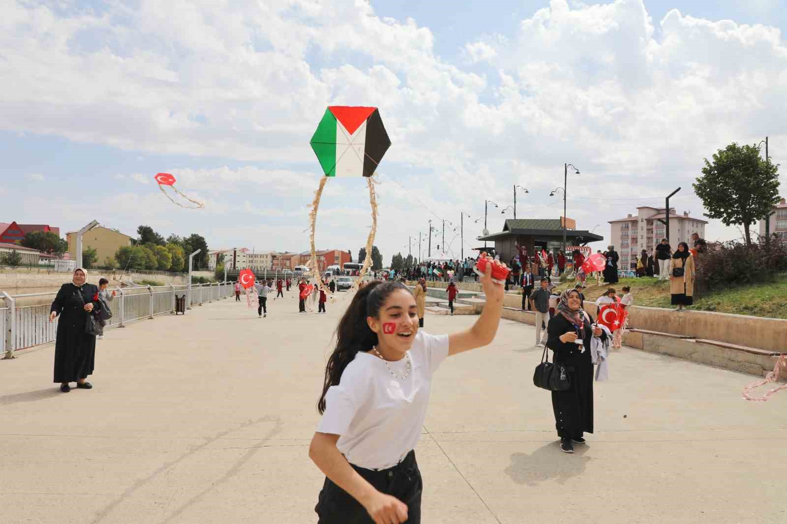 Ağrı’da bin öğrenci Gazze için yürüdü, uçurtmalarını gökyüzüne bıraktı