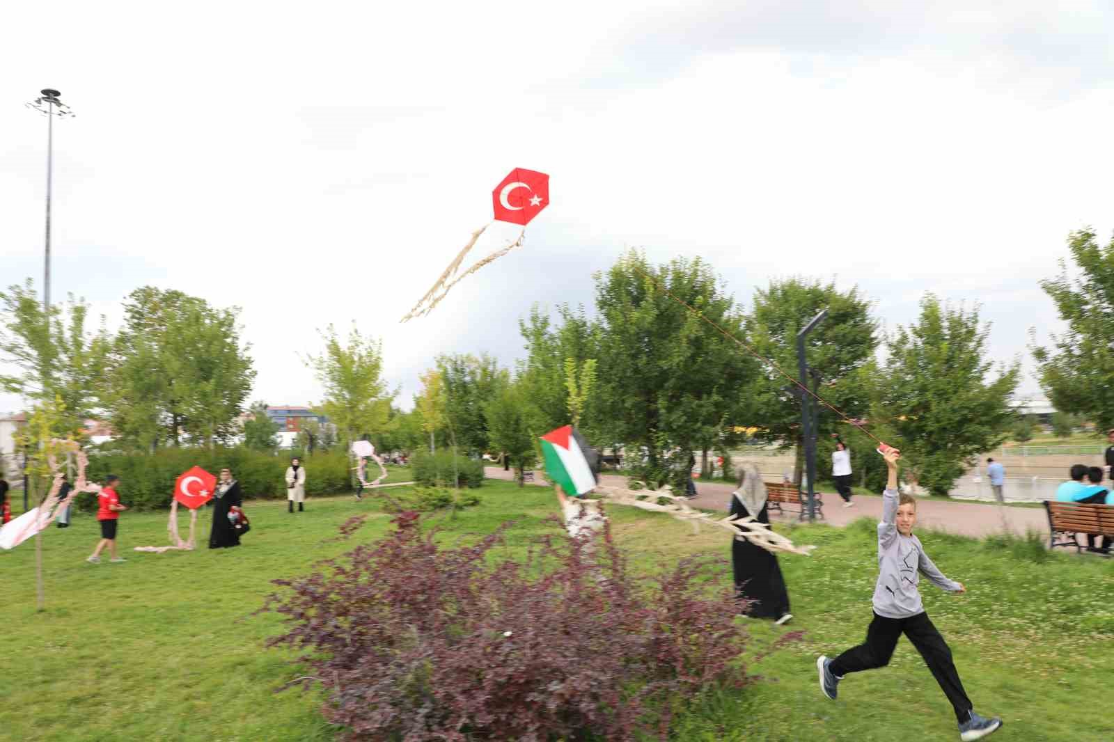 Ağrı’da bin öğrenci Gazze için yürüdü, uçurtmalarını gökyüzüne bıraktı
