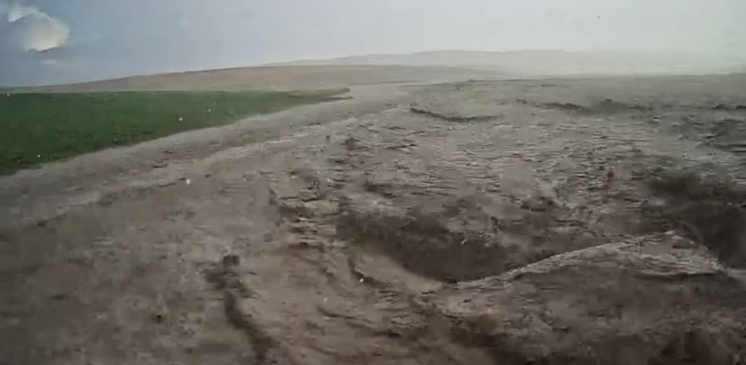 Şefaatli’de yağış sele dönüştü, tır yan yattı