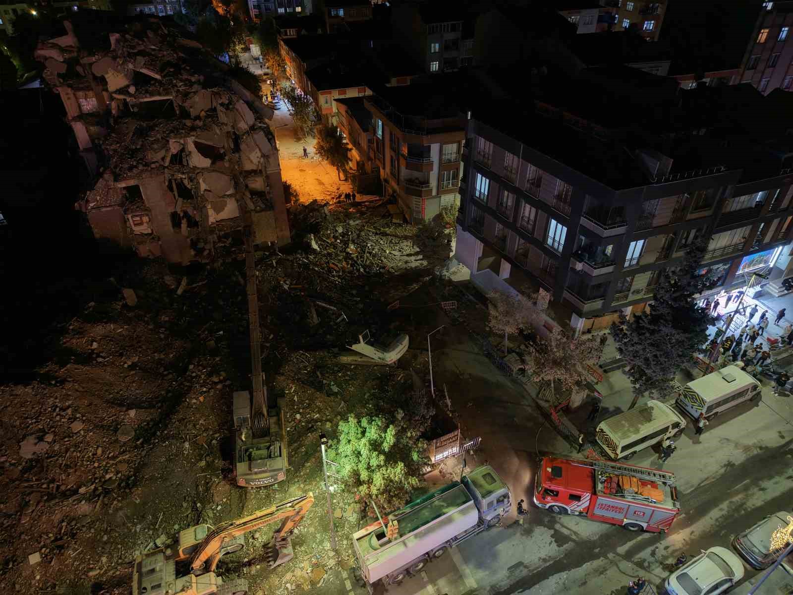 Küçükçekmece’de yıkım çalışmasında çöken binada arama çalışmaları sona erdi