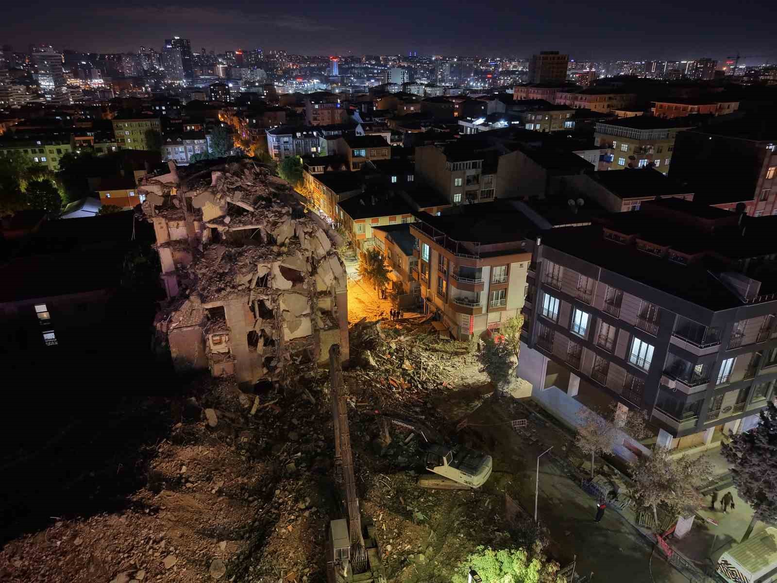 Küçükçekmece’de yıkım çalışmasında çöken binada arama çalışmaları sona erdi