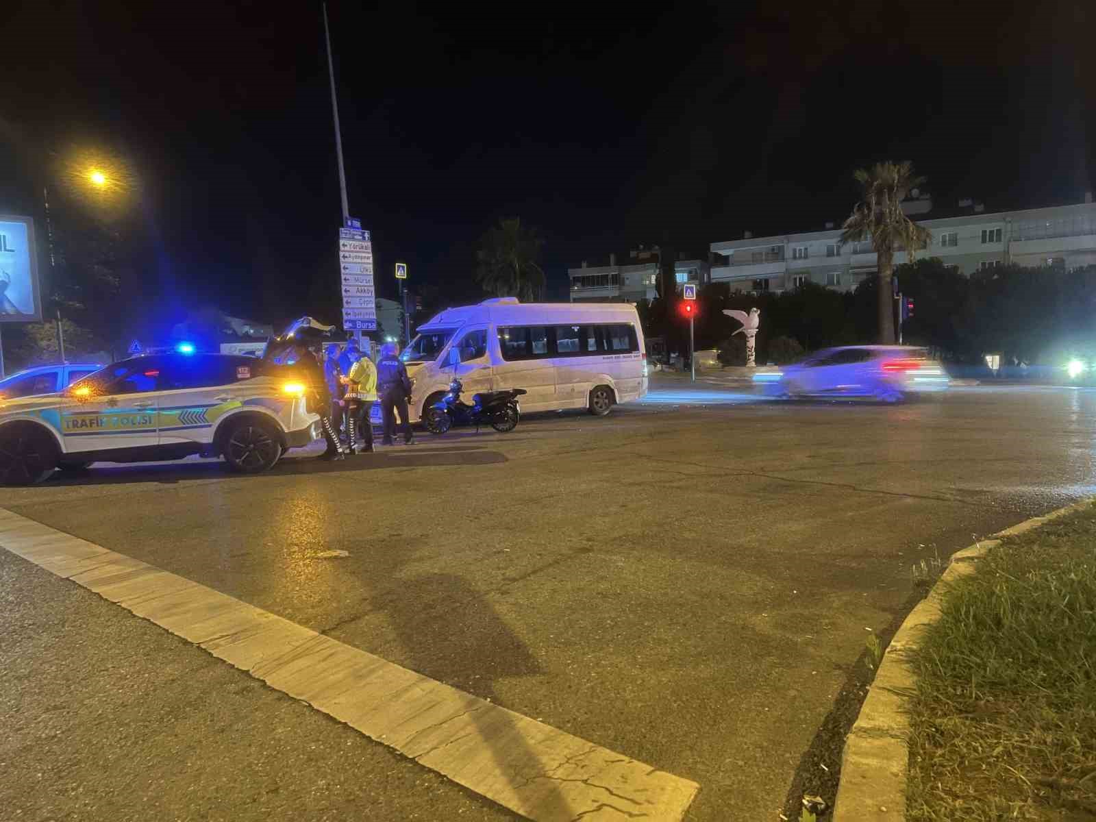 Bursa’da kavşakta motosiklet kazası: 18 yaşındaki aday sürücü ağır yaralandı