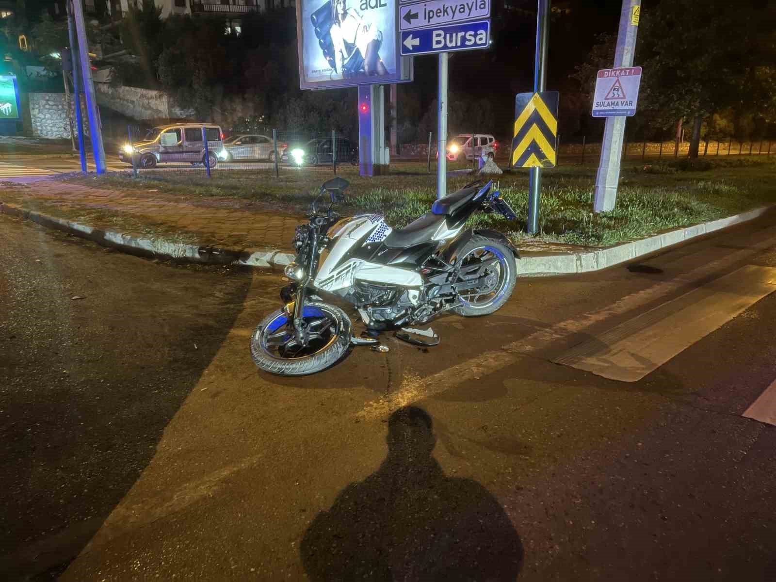 Bursa’da kavşakta motosiklet kazası: 18 yaşındaki aday sürücü ağır yaralandı