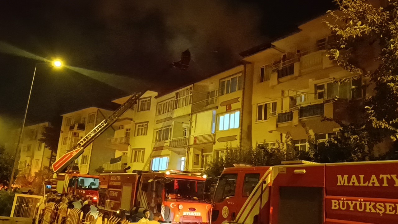 Malatya’da 4 katlı binanın çatısında yangın