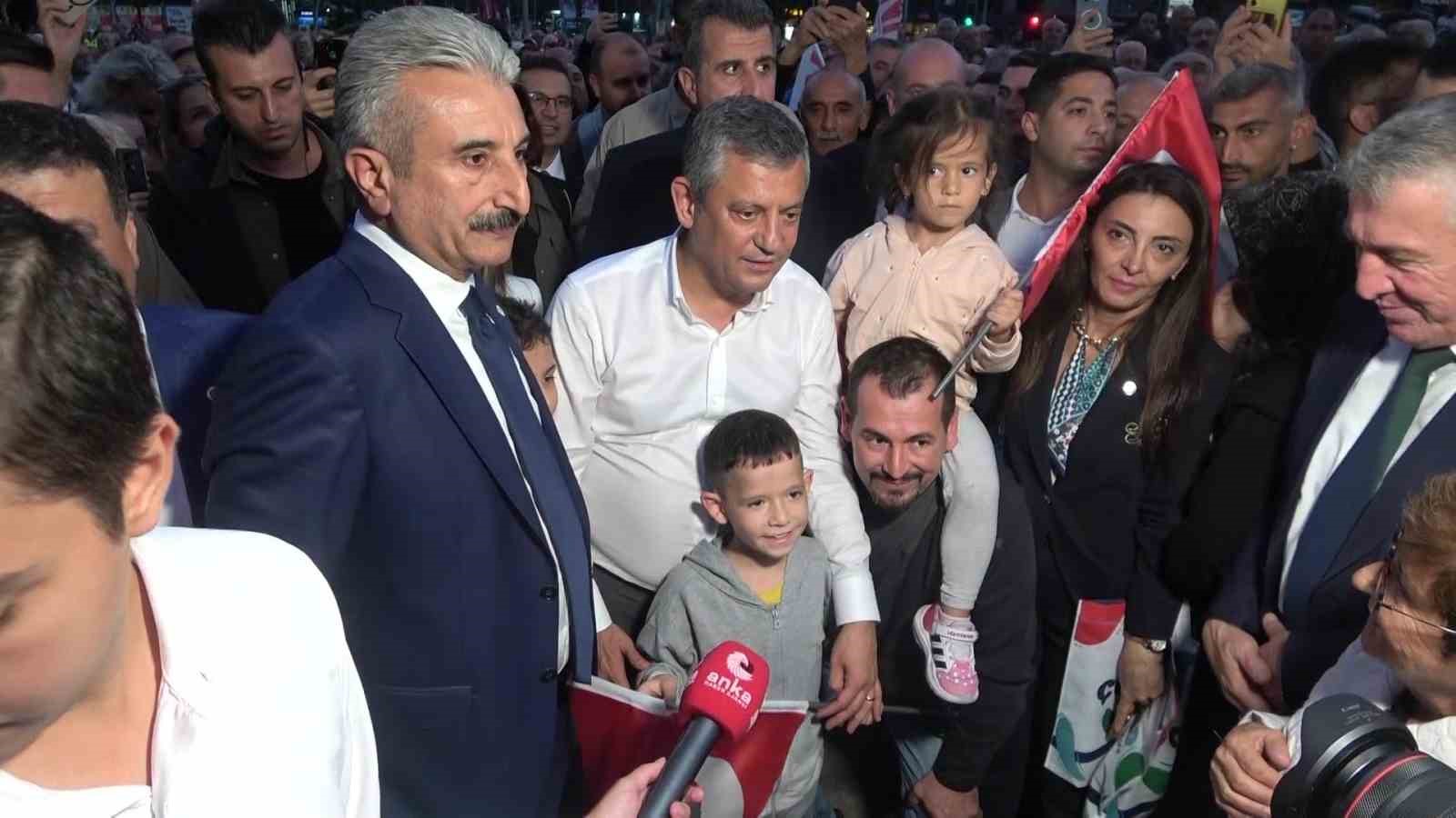 Özgür Özel: "Barış içinde kardeşçe yaşamayı vaat ediyoruz"