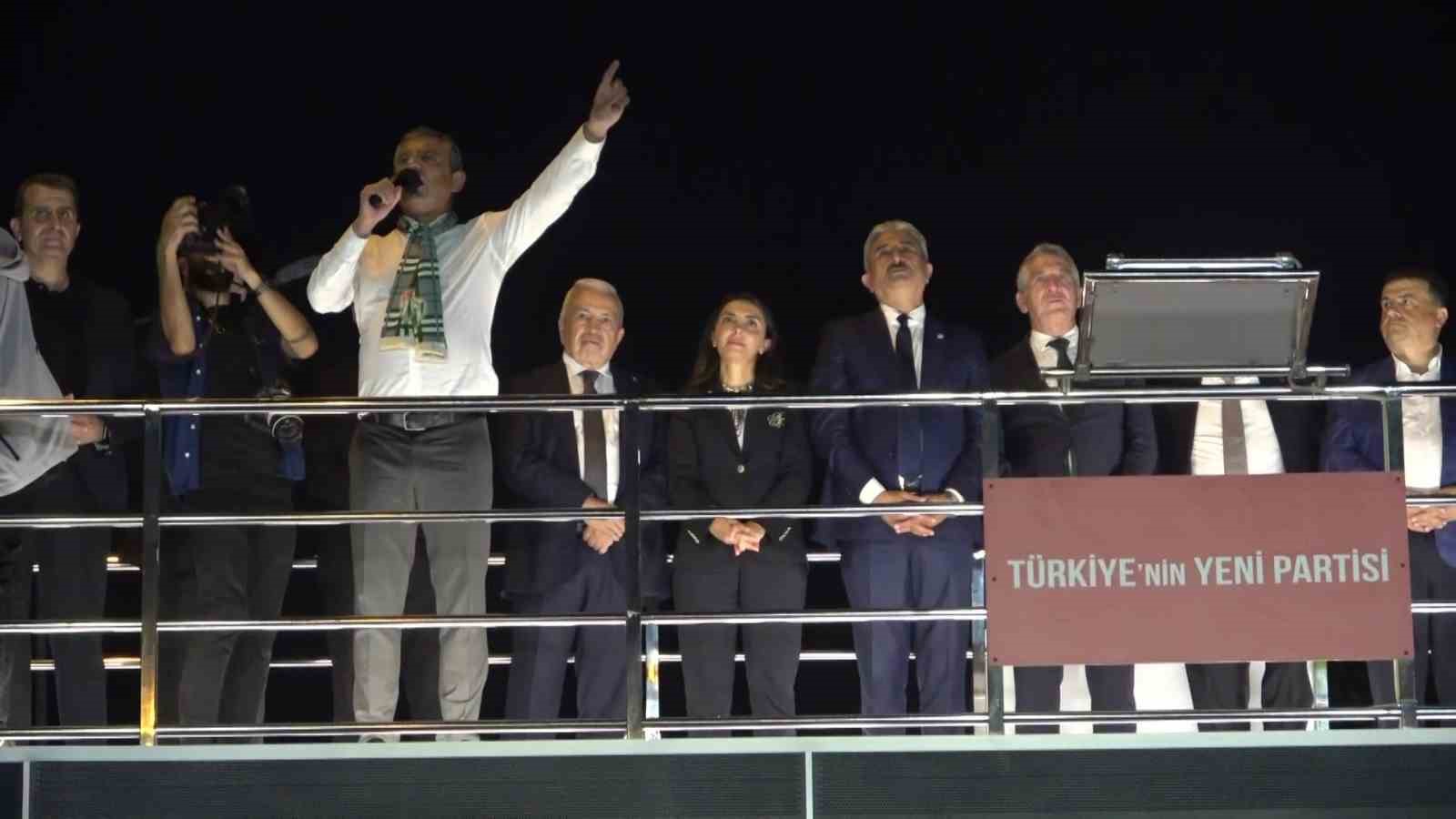 Özgür Özel: "Barış içinde kardeşçe yaşamayı vaat ediyoruz"
