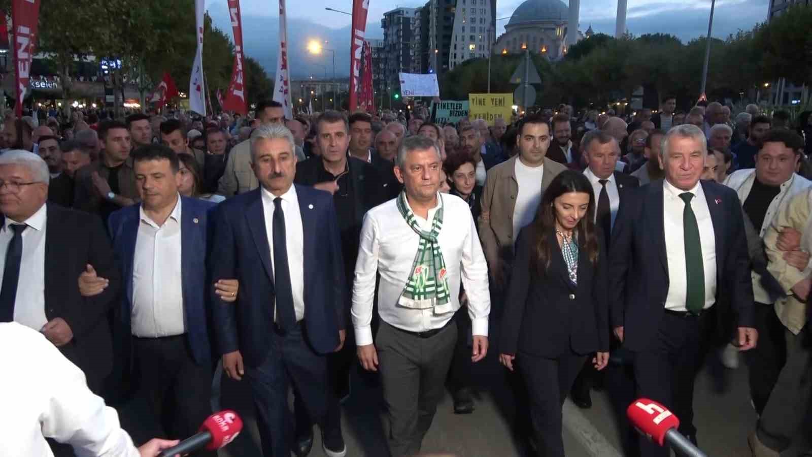 Özgür Özel: "Barış içinde kardeşçe yaşamayı vaat ediyoruz"