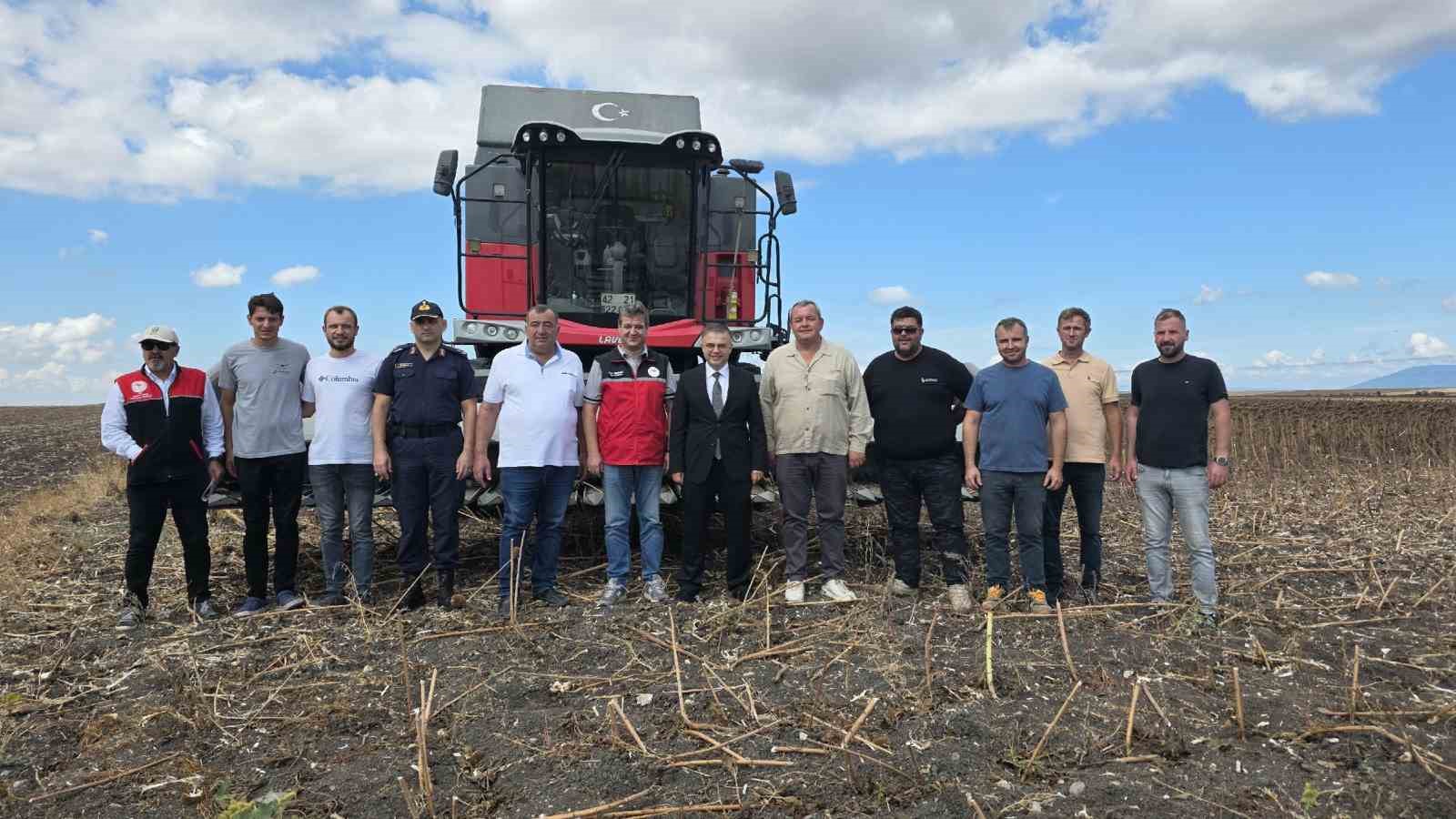 Bandırma’da kaymakam tarlaya indi, ayçiçeği hasadına katıldı