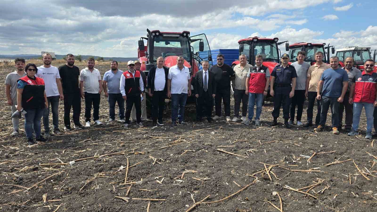 Bandırma’da kaymakam tarlaya indi, ayçiçeği hasadına katıldı