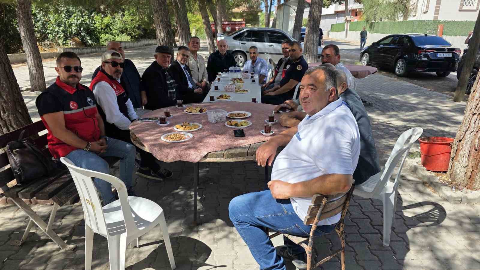 Bandırma’da kaymakam tarlaya indi, ayçiçeği hasadına katıldı