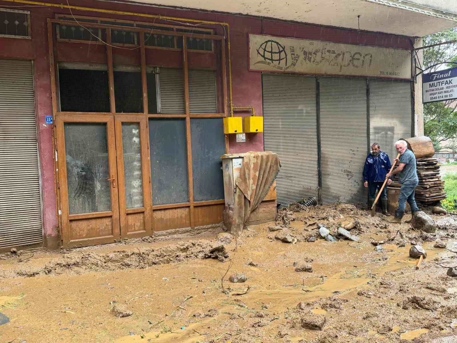 Rize’nin İyidere ve Pazar ilçesi sel sularına teslim oldu