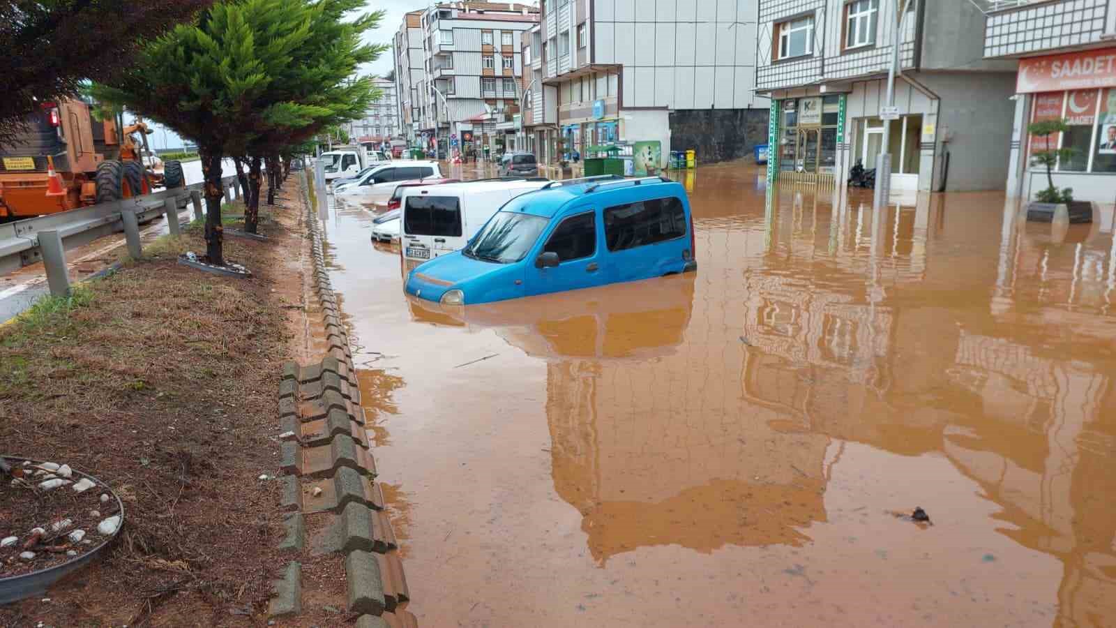 Rize’nin İyidere ve Pazar ilçesi sel sularına teslim oldu