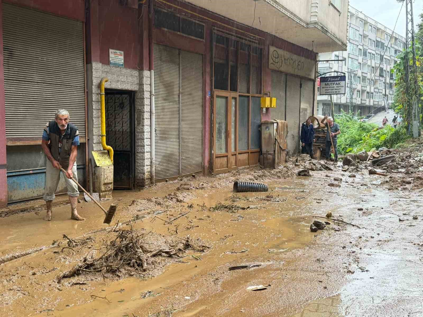 Rize’nin İyidere ve Pazar ilçesi sel sularına teslim oldu