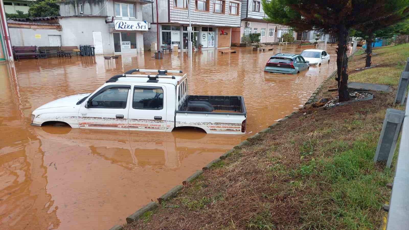 Rize’nin İyidere ve Pazar ilçesi sel sularına teslim oldu