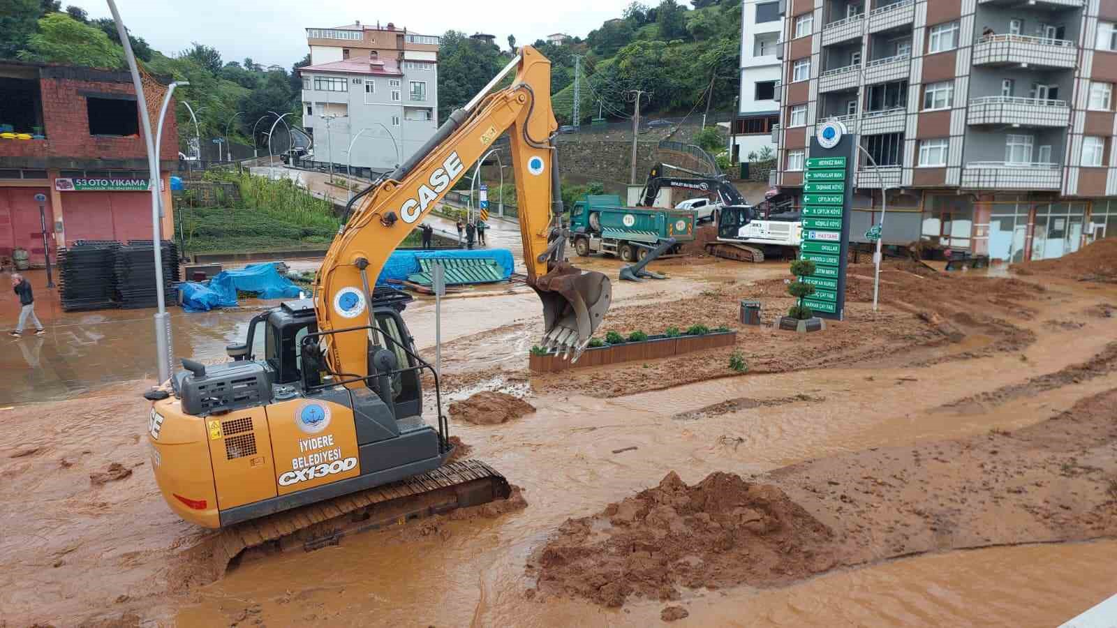 Rize’nin İyidere ve Pazar ilçesi sel sularına teslim oldu