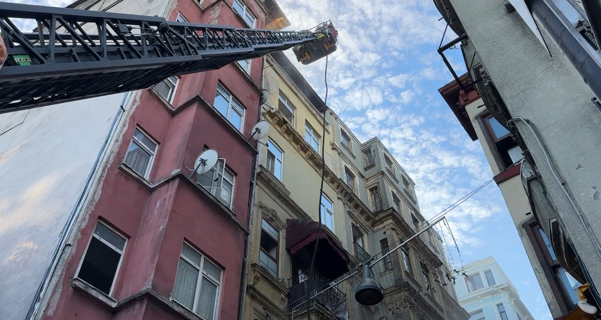 Beyoğlu’nda 6 katlı restoranda yangın