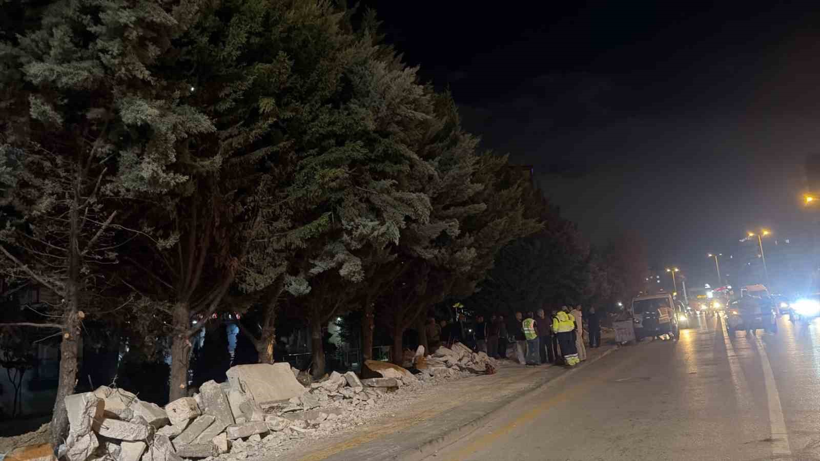 Etimesgut’ta yol çalışması için ağaçların kesilmesine vatandaştan tepki