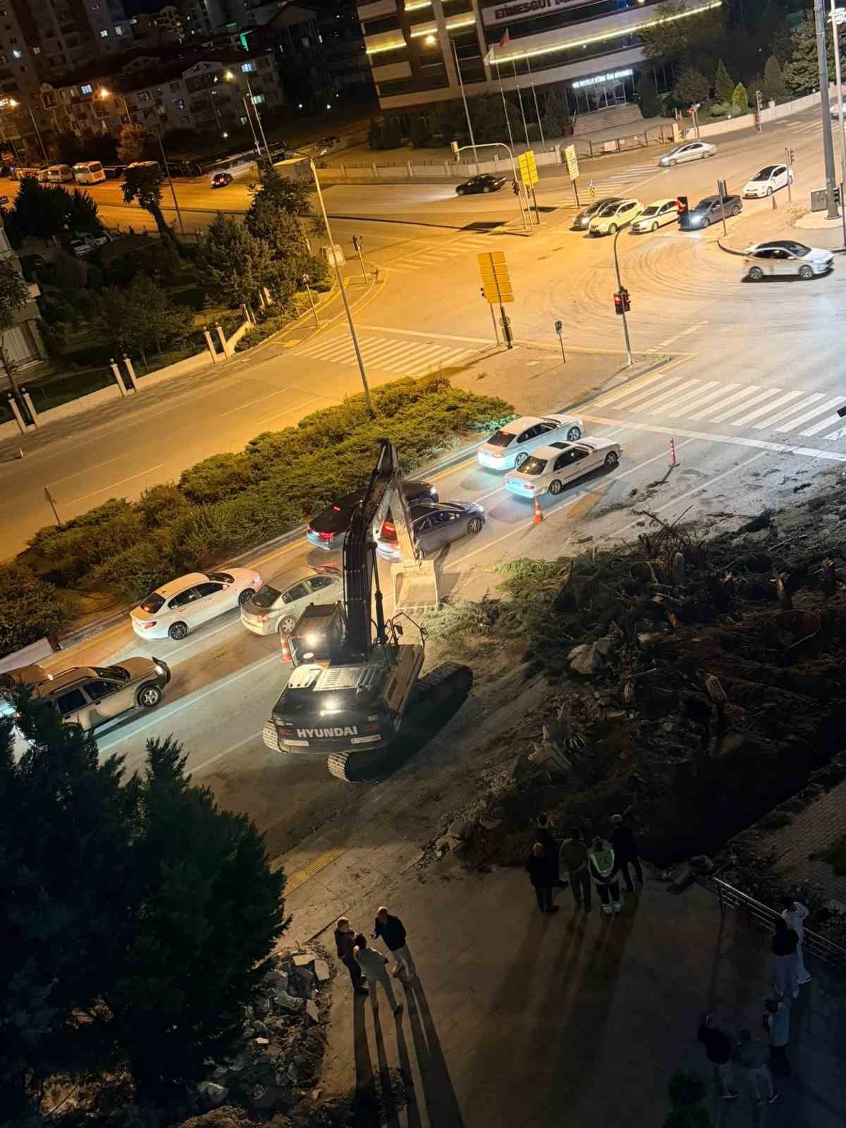 Etimesgut’ta yol çalışması için ağaçların kesilmesine vatandaştan tepki