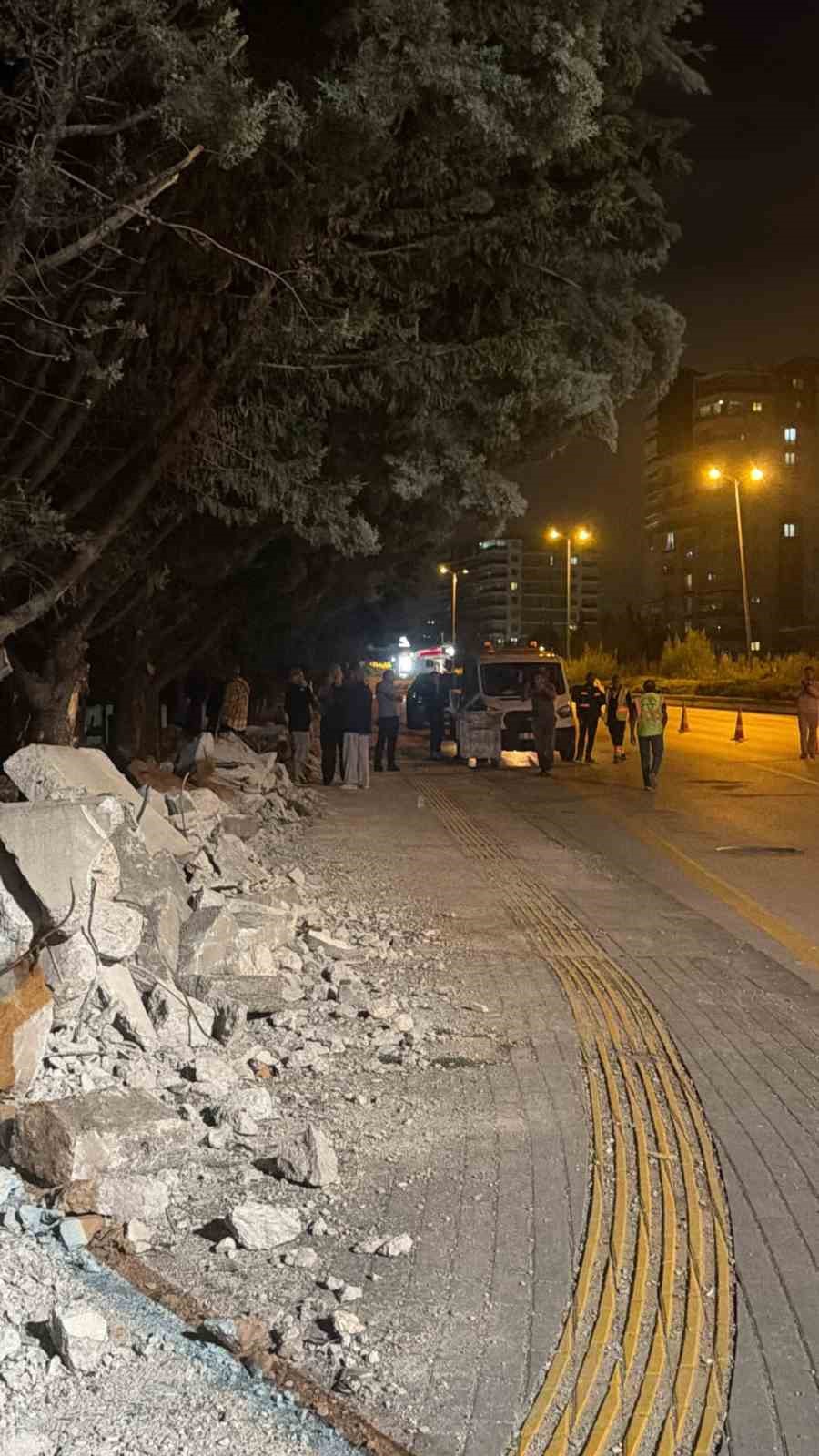 Etimesgut’ta yol çalışması için ağaçların kesilmesine vatandaştan tepki
