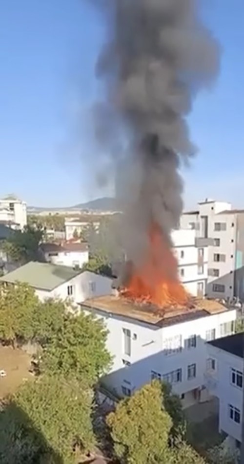 Tuzla’da 2 katlı binanın çatısı alev alev yandı
