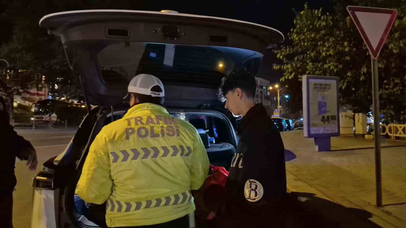 Polisin "dur" ihtarına uymayıp kırmızı ışıkta makas atarak kaçan motosikletliye 353 bin lira ceza